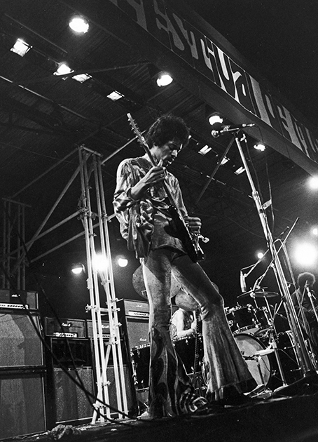 Гитарист Джимми Хендрикс на фестивале Isle of Wight, конец 1960-х