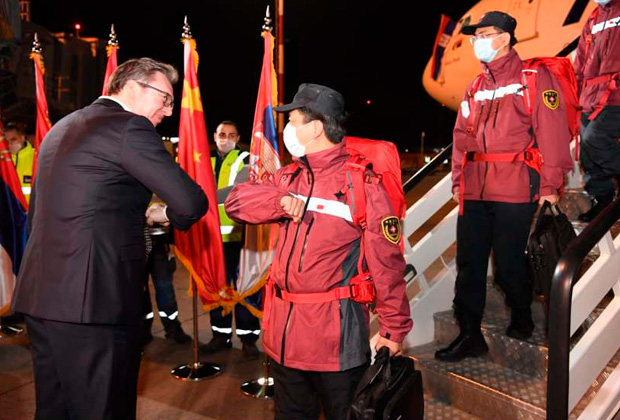 Президент Сербии Александр Вучич встречает китайских медиков