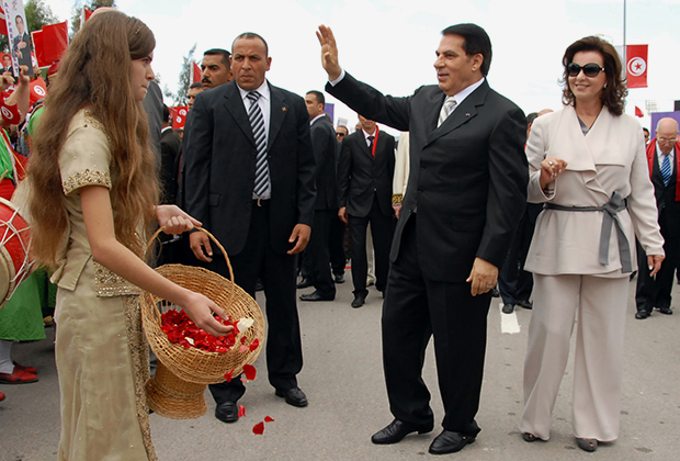 Президент Туниса Бен Али прибыл с женой Лейлой в город Радес во время предвыборной кампании, октябрь 2009 года