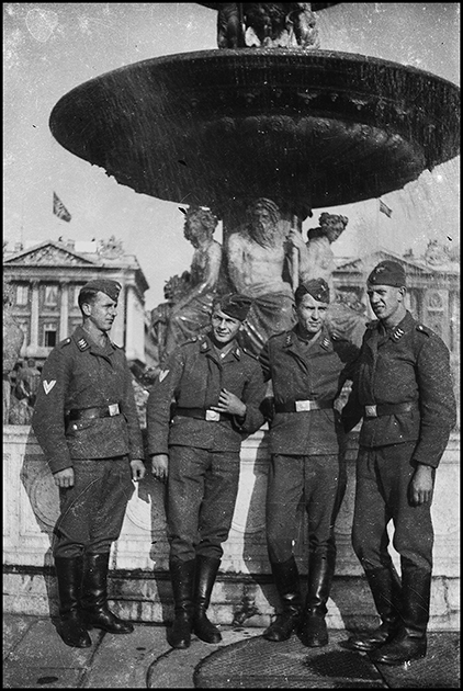 Групповой портрет немецких военнослужащих люфтваффе возле фонтана на площади Согласия в Париже. Франция, 1940 год.