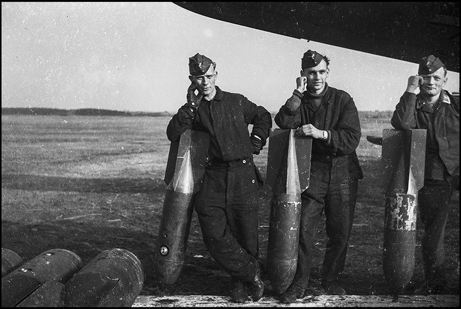 Технический и летный персонал стоят с бомбами SG50. Рядом лежат бомбы SC250. Аэродром Тронхейм Варнес, Норвегия, 1940 год.