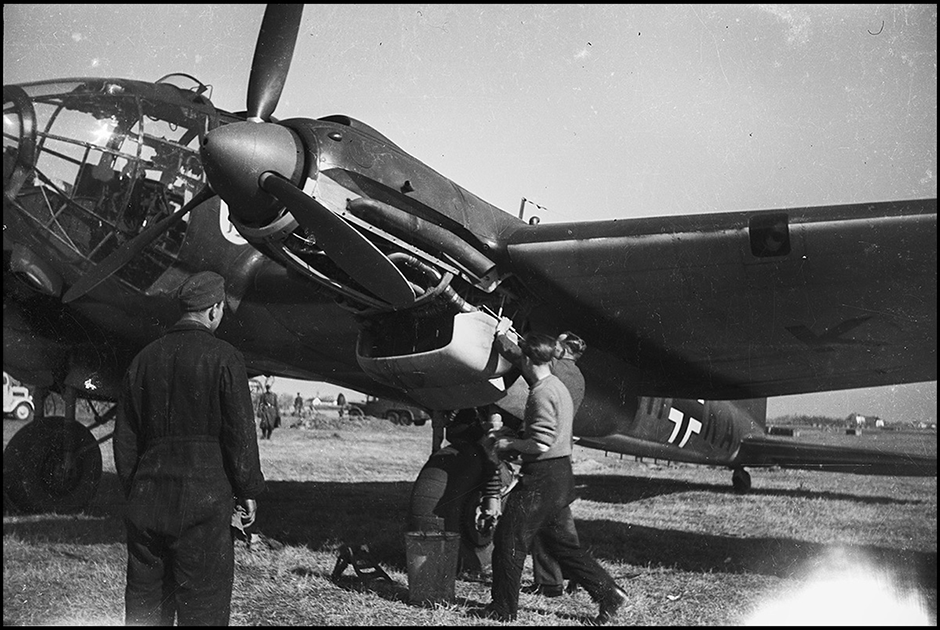 Обслуживание среднего бомбардировщика Хенкель He-111 H-3 c бортовым номером 1H+KA. Аэродром Тронхейм Варнес, Норвегия, 1940 год.