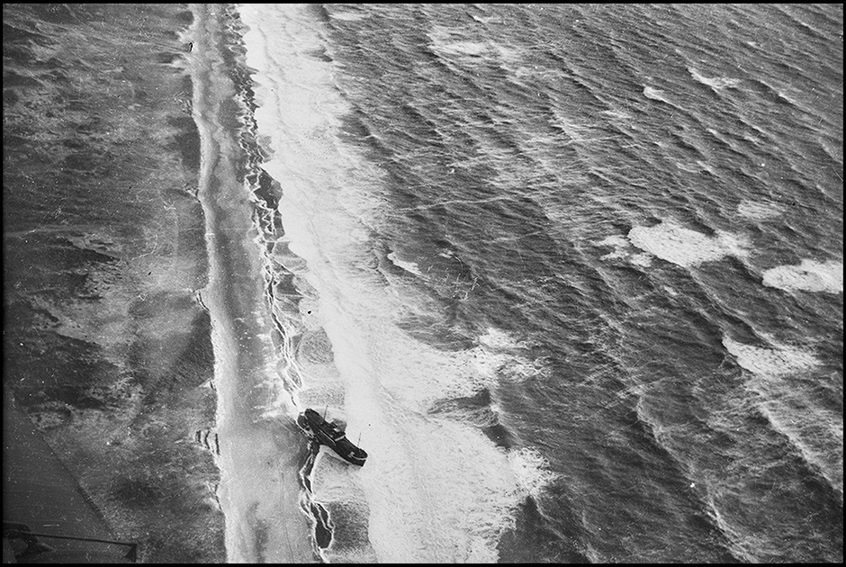 Выброшенный на берег (предположительно) пароход Eschersheim с грузом угля. Фотография сделана в районе Локкен (Дания) с самолета Юнкерс Ju-52 во время переброски дополнительного технического оборудования из Ольборг (Дания) в аэропорт Сула в Ставангере (Норвегия). Дания, 1940 год.

