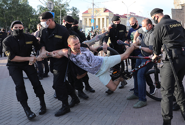 Задержание участника митинга против ареста Виктора Бабарико