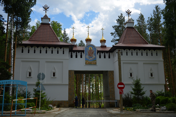 Въезд на территорию Среднеуральского женского монастыря в Свердловской области