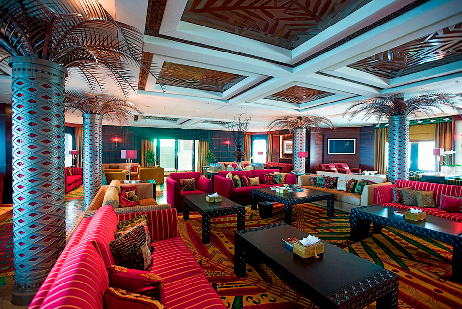 Помимо двухуровневой палубы для хозяина и его близких на суперъяхте размещены гостевые каюты и помещения для экипажа — всего для 115 человек, — а также общие помещения и так называемые VIP-комнаты.
