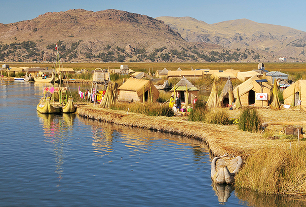 Плавучая деревня на озере Титикака