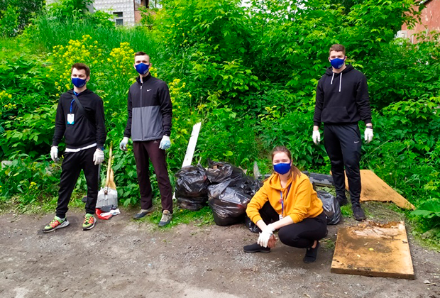 В Томске волонтеры партии «Новые люди» вышли на уборку дворов