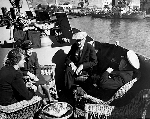 Уинстон Черчилль и Франклин Рузвельт с дочерьми Сарой и Анной на борту корабля Malta в Средиземном море перед Ялтинской конференцией