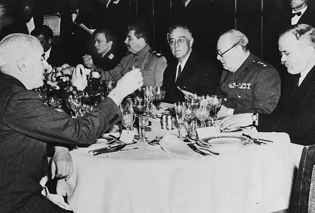 Иосиф Сталин, Франклин Рузвельт и Уинстон Черчилль на заключительном ужине после конференции в Ялте, 11 февраля 1945 года