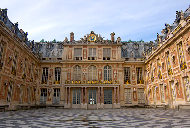 Мраморный двор Версальского дворца, его самая старая часть