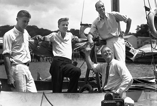 Рузвельт с сыновьями на 37-футовой яхте Myth II, 1932 год