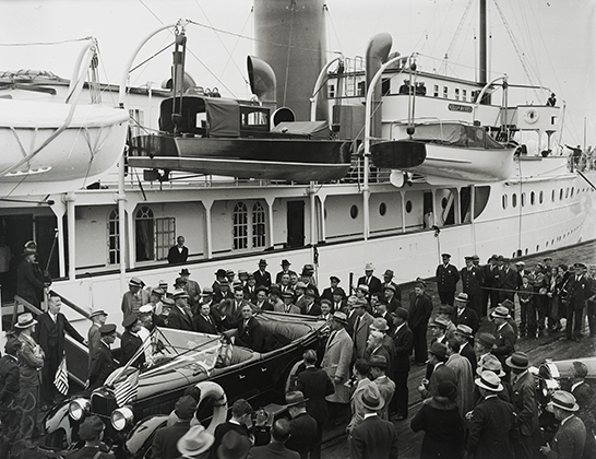 Рузвельт отправляется в 10-дневный круиз из Флориды в «неизведанные моря» на лодке Nourmahal, 1933 год