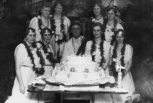 Франклин Рузвельт празднует свой 52-й день рождения в компании семьи и друзей, 30 января 1934 года