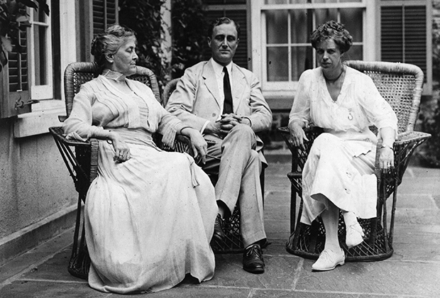 Кандидат в вице-президенты Рузвельт с женой и матерью в своем доме в Нью-Йорке