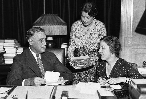 Рузвельт и его личные секретарши Грейс Талли и Мисси Лехэнд
