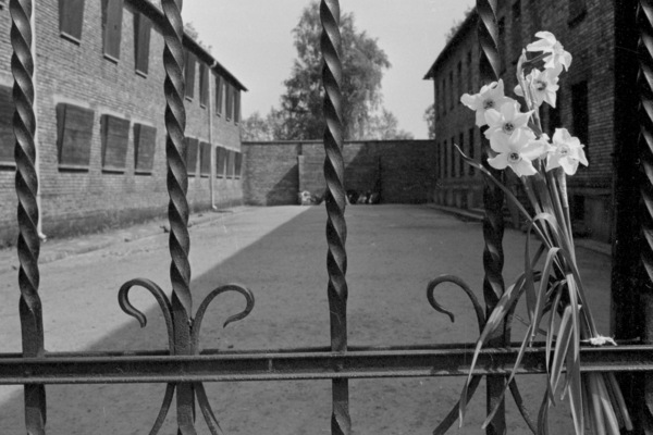 Бывший немецко-фашистский концлагерь на территории Польши близ города Освенцима (1940-1945 гг.) — ныне мемориальный музей