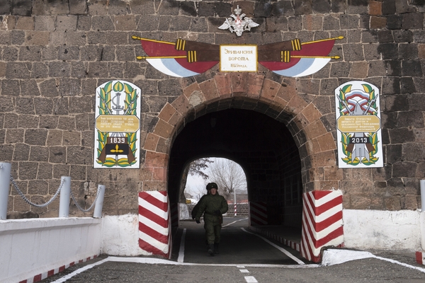 Военнослужащие на территории 102-й российской военной базы Южного военного округа в Гюмри. Архивное фото. 