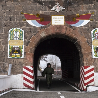 Военнослужащие на территории 102-й российской военной базы Южного военного округа в Гюмри. Архивное фото. 