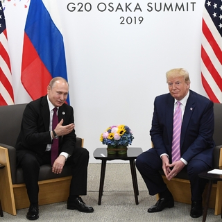 Владимир Путин и Дональд Трамп во время встречи на полях саммита G20 в июне 2019 года