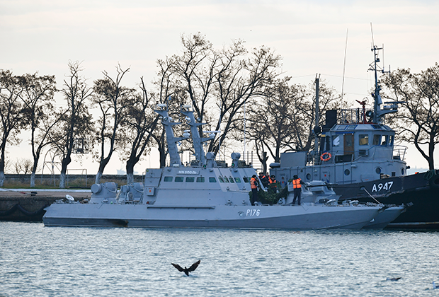 Катер «Никополь» (слева) и рейдовый буксир «Яны Капу» ВМС Украины, задержанные пограничной службой России за нарушение государственной границы, в порту Керчи