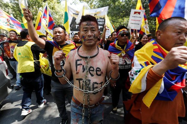 Тибетские активисты на протесте против Китая в индийском Дели