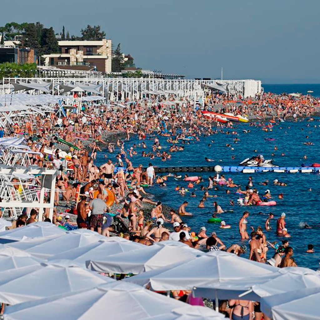 1 июня адлер. Пляж Сочи 2022г. Черное море пляж. Переполненные пляжи. Многолюдный пляж в Сочи.