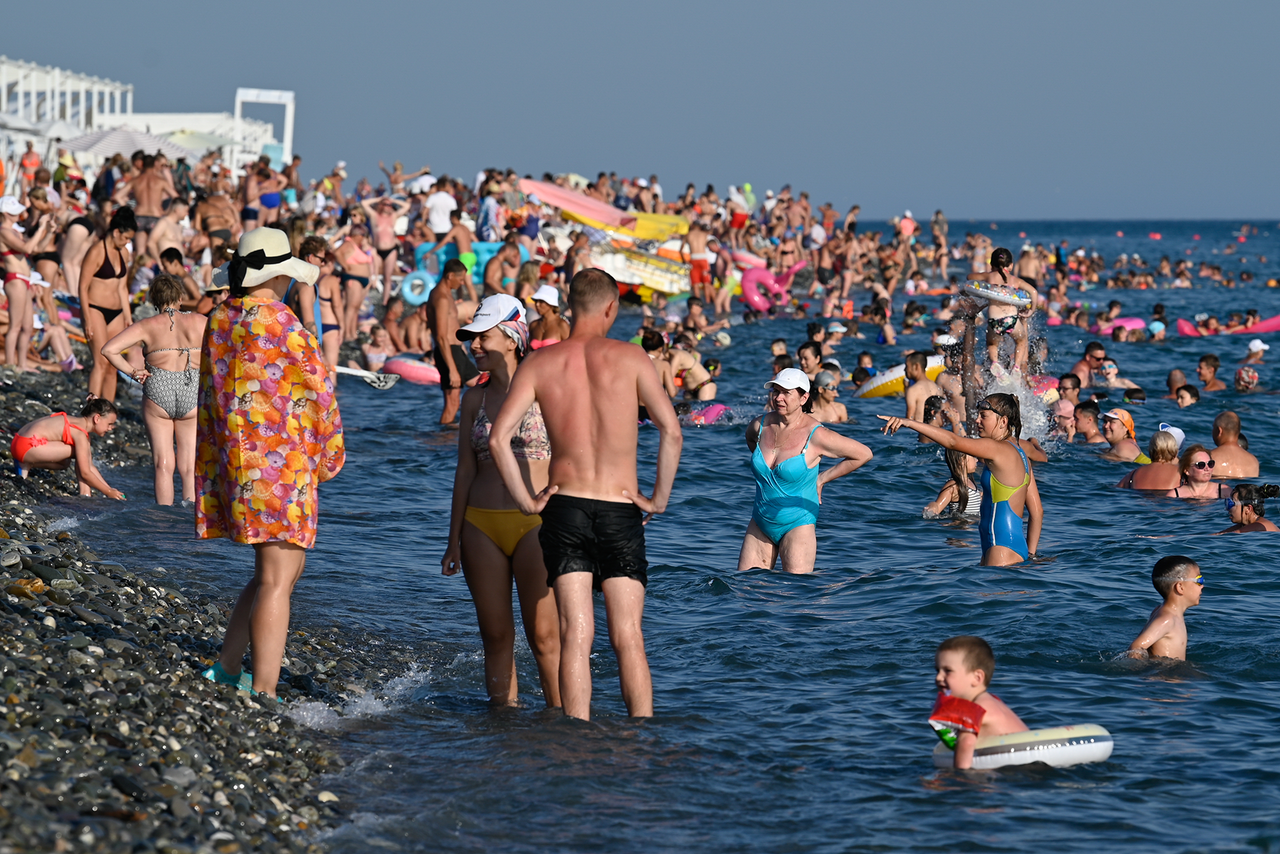 Русские в турции отзывы. Отдыхающие на пляже. Люди на пляже. Российский пляж. Сочи пляж.