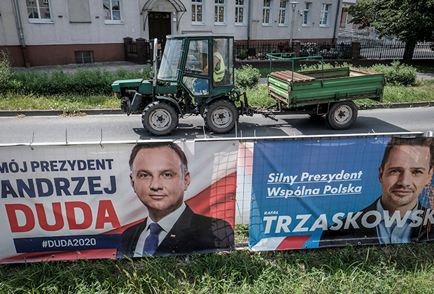 Предвыборные баннеры Дуды и Тшасковского в городе Лешно