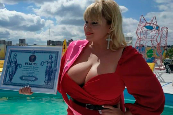 Энни Хокинс - женщина с самой большой грудью в мире | эвакуатор-магнитогорск.рф