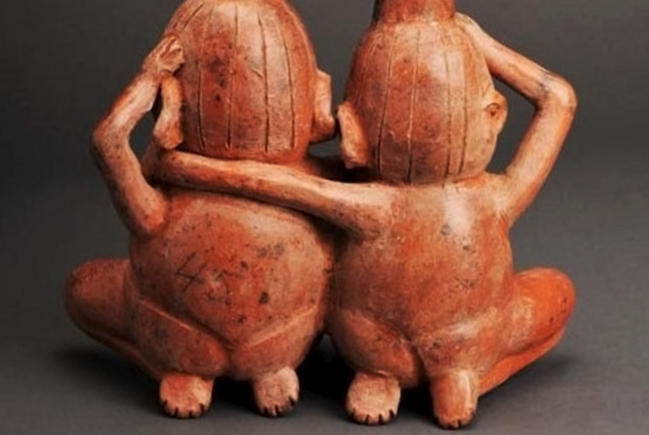Перуанский Музей Ларко ворвался в тред, сохранив интригу: он выложил фигурку пары, пояснив, что попы — далеко не самое вызывающее в этом экспонате, поскольку настоящее зрелище не для несовершеннолетних находится спереди. Поиск в Google подтверждает, что спереди фигурка действительно выглядит не менее смело, чем сзади, а гениталии на ней изображены так же натуралистично, как и ягодицы. Впрочем, ничего удивительно в этом нет — представленный Музеем Ларко экземпляр является примером керамики индейцев культуры моче, для которых изображение секса, порой совсем нетрадиционного, было делом вполне привычным. К эротической тематике отсылают как минимум 500 сохранившихся до наших дней изделий моче.
