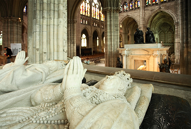 Бенедиктинское аббатство в Сен-Дени, северном пригороде Парижа. Место погребения короля Генриха II и Екатерины Медичи