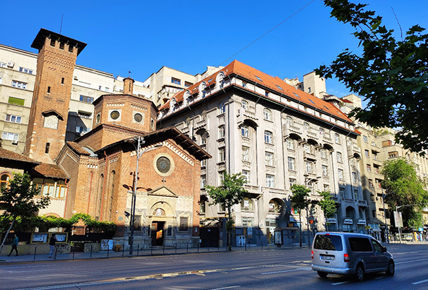 Бухарест. Итальянская церковь в стиле Ренессанса, правее — неороманское здание, еще правее — дом в стиле ар-деко на фоне модернистского жилого массива. Все эти здания построены в докоммунистический период