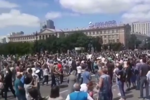 Митингующие в центре Хабаровска