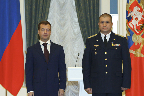Президент Дмитрий Медведев награждает полковника Сергея Кобылаша, декабрь 2008 года