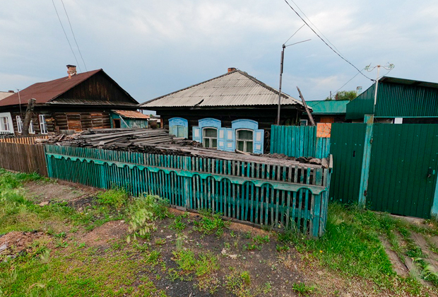 Щель в заборе через которую можно пройти внутрь