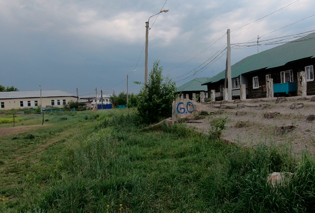 Стадион в поселке Стекольный города Тулуна. Здесь в подтрибунных пространствах жертвами маньяка стали три девушки