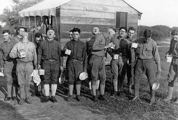 1918 год, США. Американские военнослужащие в качестве профилактики полощут горло раствором соли с содой