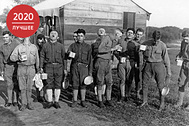 1918 год. Военный лагерь в США. Перед отправкой в Европу американские солдаты полощут горло раствором соли с содой в качестве профилактики гриппа 
