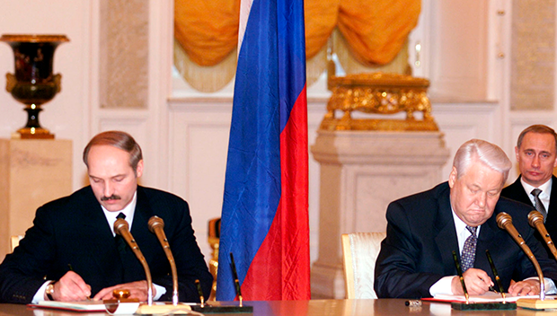 Подписание Договора о Союзном государстве, 8 декабря 1999 года. На втором плане — председатель правительства России Владимир Путин 