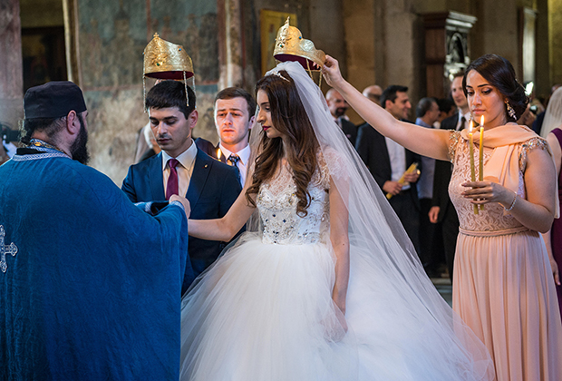 Венчание новобрачных в храме грузинской православной церкви Светицховели. Мцхета, Грузия