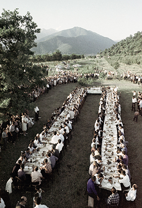 Гости сидят за свадебным столом на свадьбе в грузинском селе Ахалсопели, 1968 год