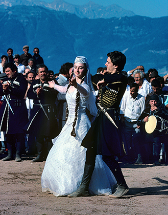 Новобрачные исполняют традиционный свадебный танец. Грузия, 2015 год
