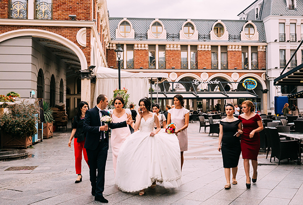 Жених и невеста гуляют по площади Пьяцца в Батуми, 2017 год