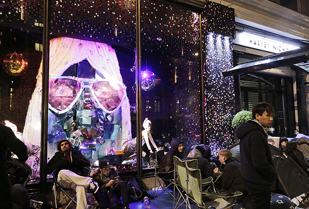 Покупатели в ожидании начала продаж коллекции от Канье Уэста в Harvey Nichols, Лондон, 2015 год