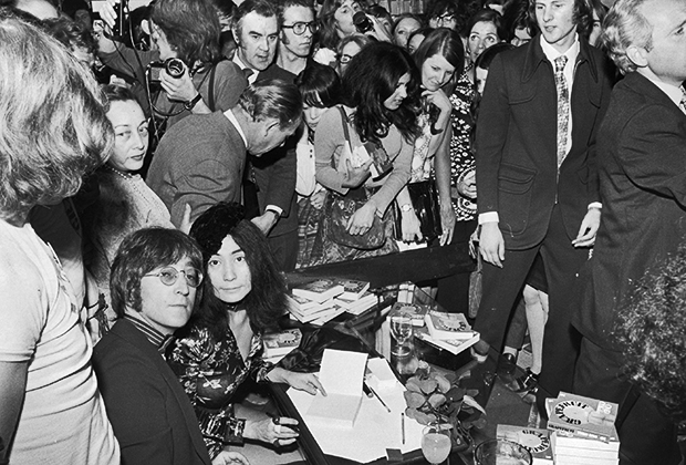 Автограф-сессия Джона Леннона и Йоко Оно в универмаге Selfridges, 1971 год