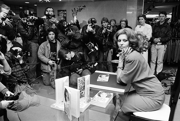 Актриса Софи Лорен на презентации своей книги в универмаге Harvey Nichols, Лондон, 1986 год