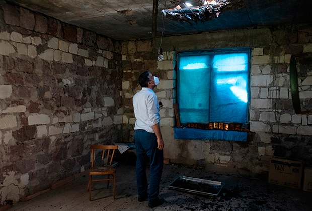 Визит в поврежденный жилой дом, пострадавший в результате обстрела на армяно-азербайджанской границе в селе Айгепар в Армении