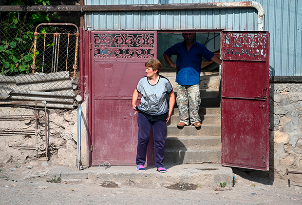 Жители поселка Айгепар на армяно-азербайджанской границе в Армении