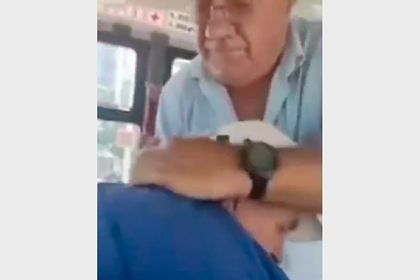 В России водитель автобуса за шкирку вышвырнул оплатившего проезд пенсионера